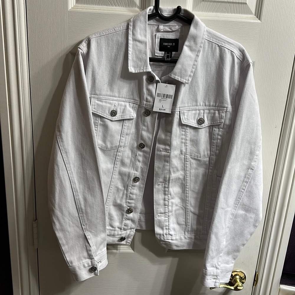 White denim men’s size L button jacket Forever 21. New with tags. Smoke free